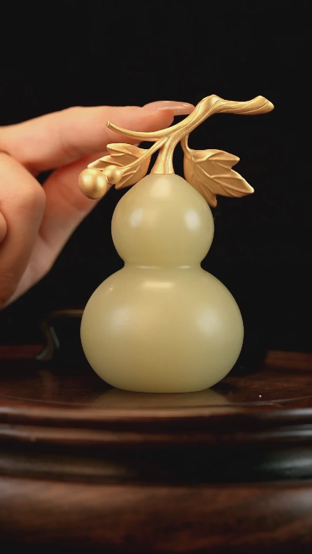 云南石竹叶青雕刻：大叶葫芦