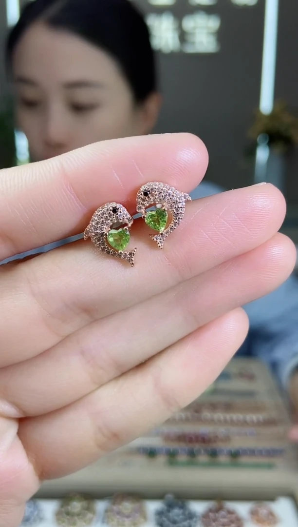 【闪购商品】橄榄石耳饰银S925镶嵌耳饰