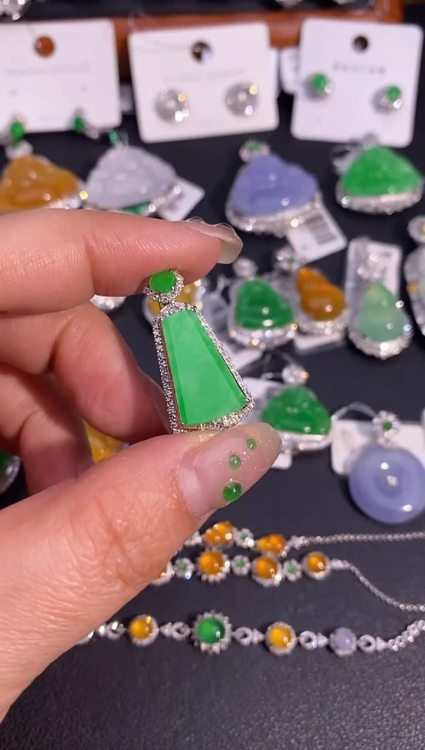 【闪购商品】翡翠吊坠(不含链)18K金镶嵌吊坠