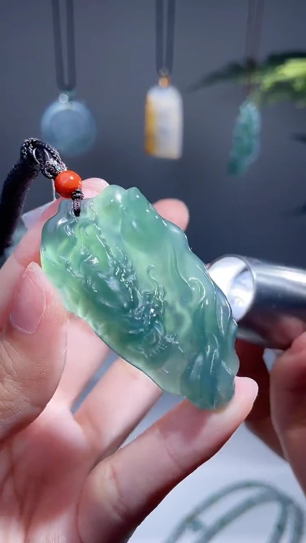 颈饰未镶嵌翡翠龙牌