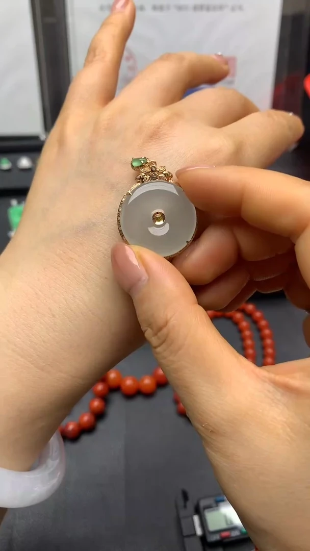 颈饰18K金镶嵌翡翠平安扣