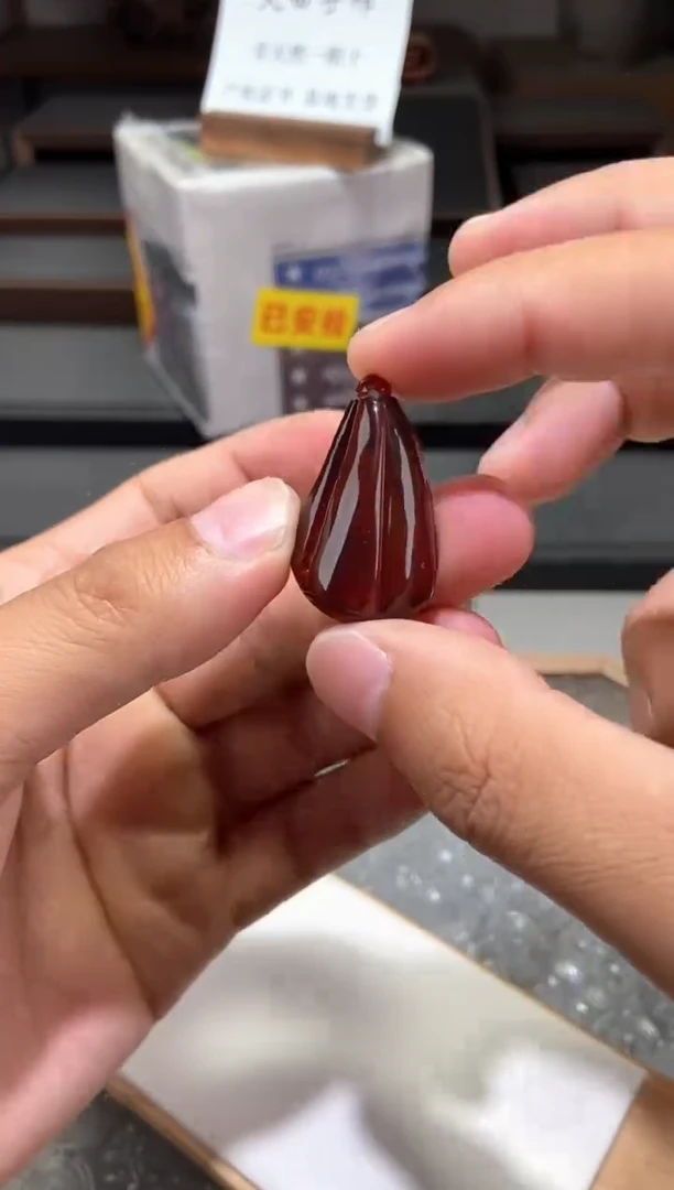琥珀颈饰未镶嵌血珀莲蓬