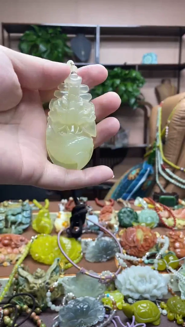 未镶嵌岫玉颈饰·