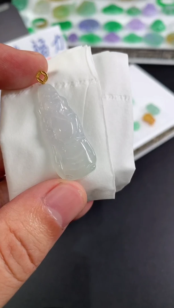 颈饰18K金镶嵌翡翠白*座翡翠