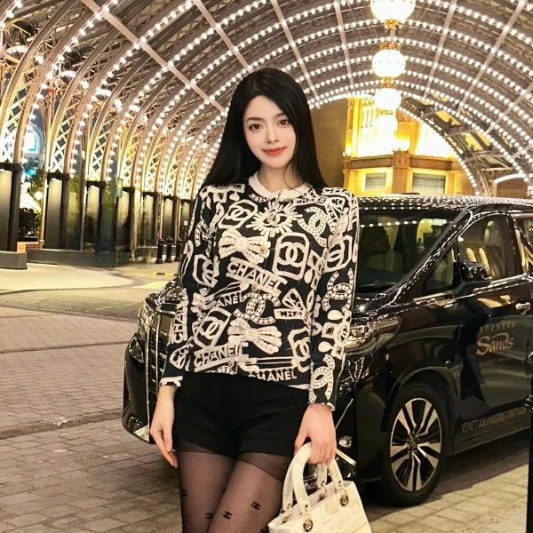 99新 Chanel/香奈儿 黑白珠宝图案针织开衫外套/f42/编号0774