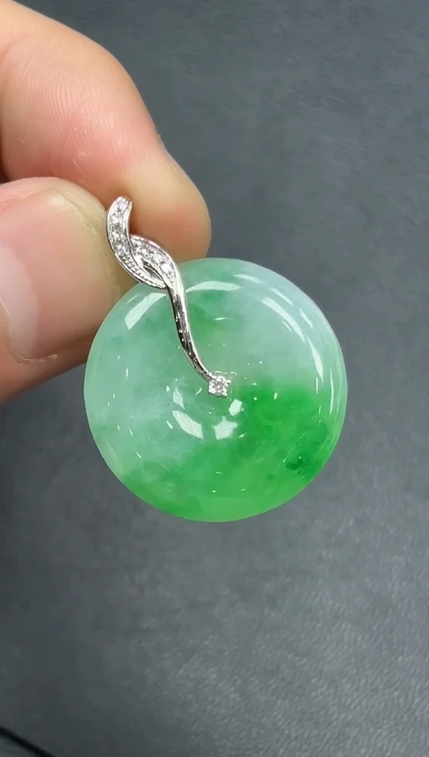 18K金镶嵌挂件翡翠平安扣