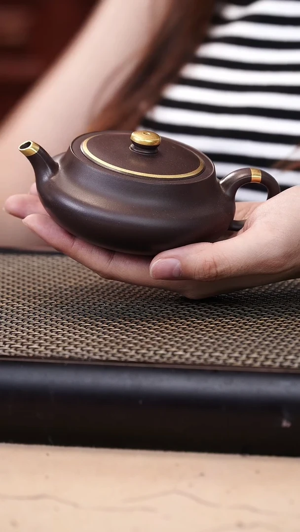 茶壶紫砂四号井茄皮紫泥描金桑盘150cc