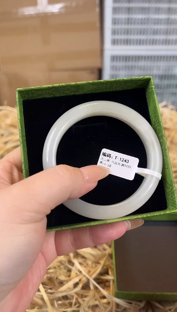 未镶嵌手镯石英质玉T1243