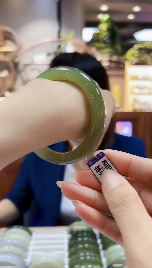 颈饰未镶嵌和田玉手镯58.8