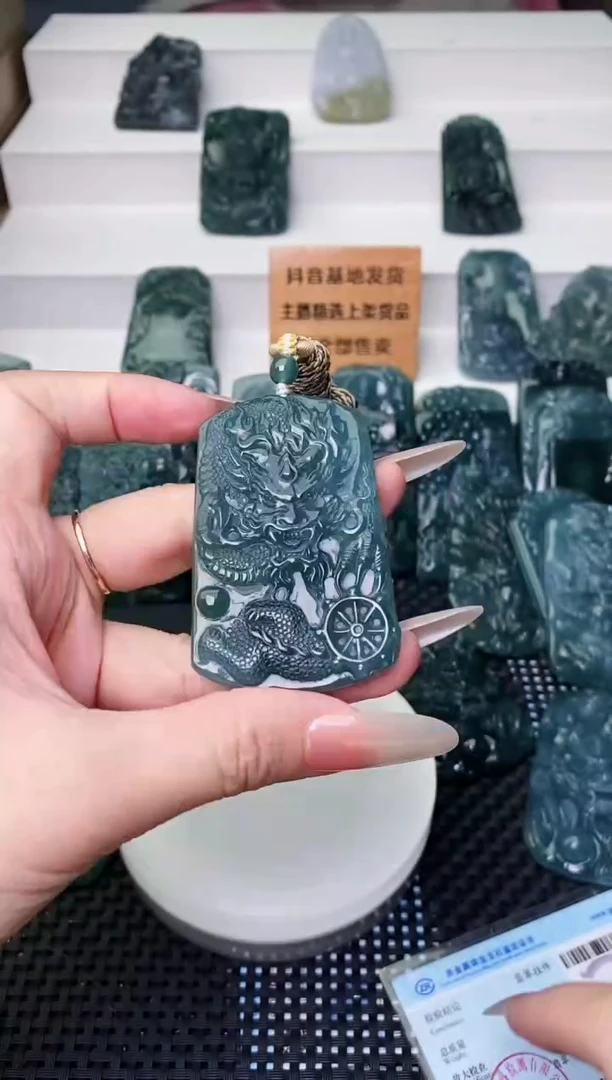 颈饰未镶嵌翡翠