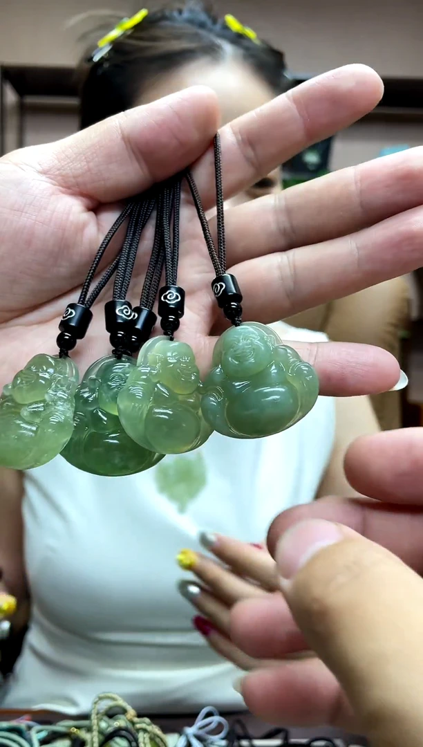 岫玉未镶嵌颈饰多样性发货发其中之一