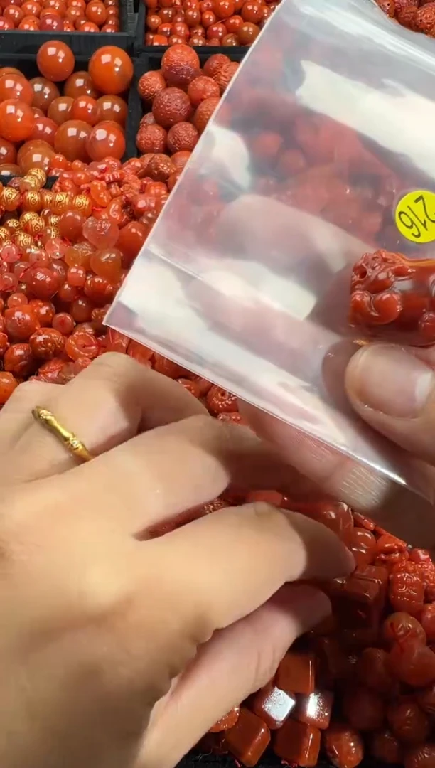 南红玛瑙未镶嵌颈饰1