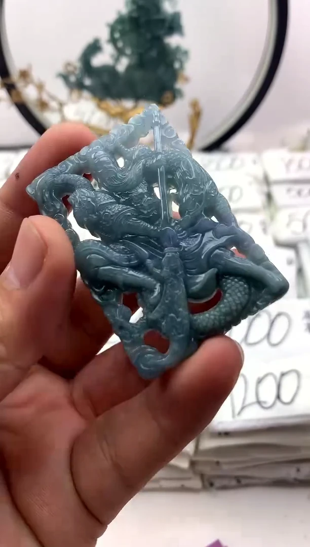 翡翠未镶嵌颈饰关公