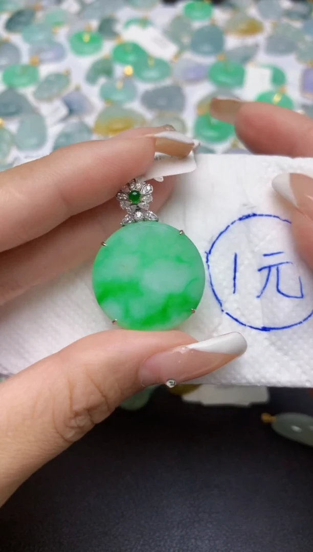 翡翠18K金镶嵌颈饰天然缅甸A货翡翠