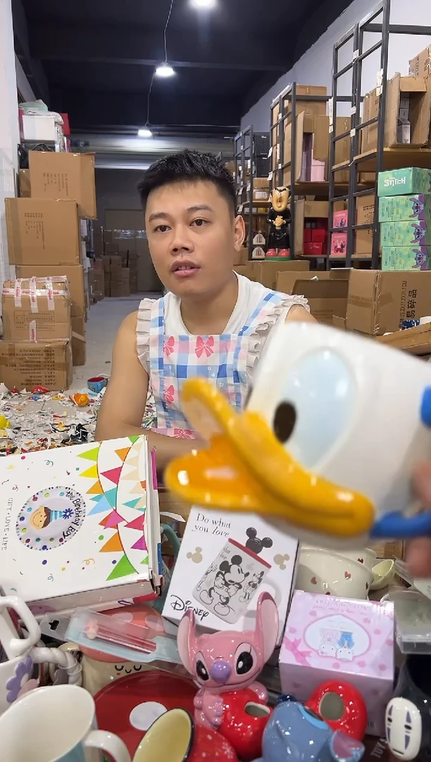 瓷片唐老鸭头杯张嘴款