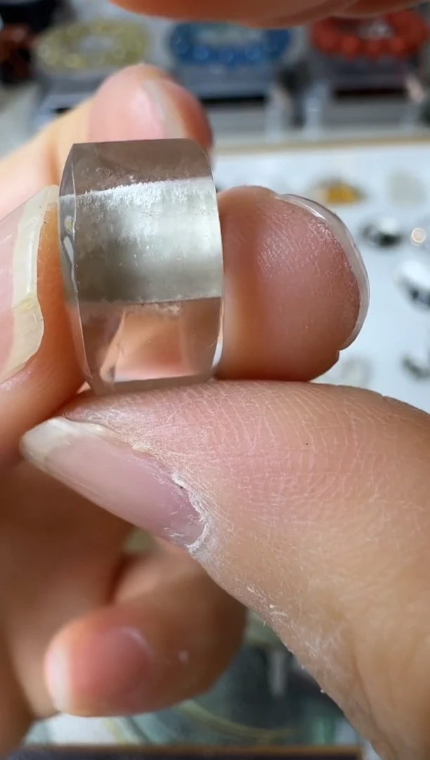 颈饰未镶嵌水晶矿坑