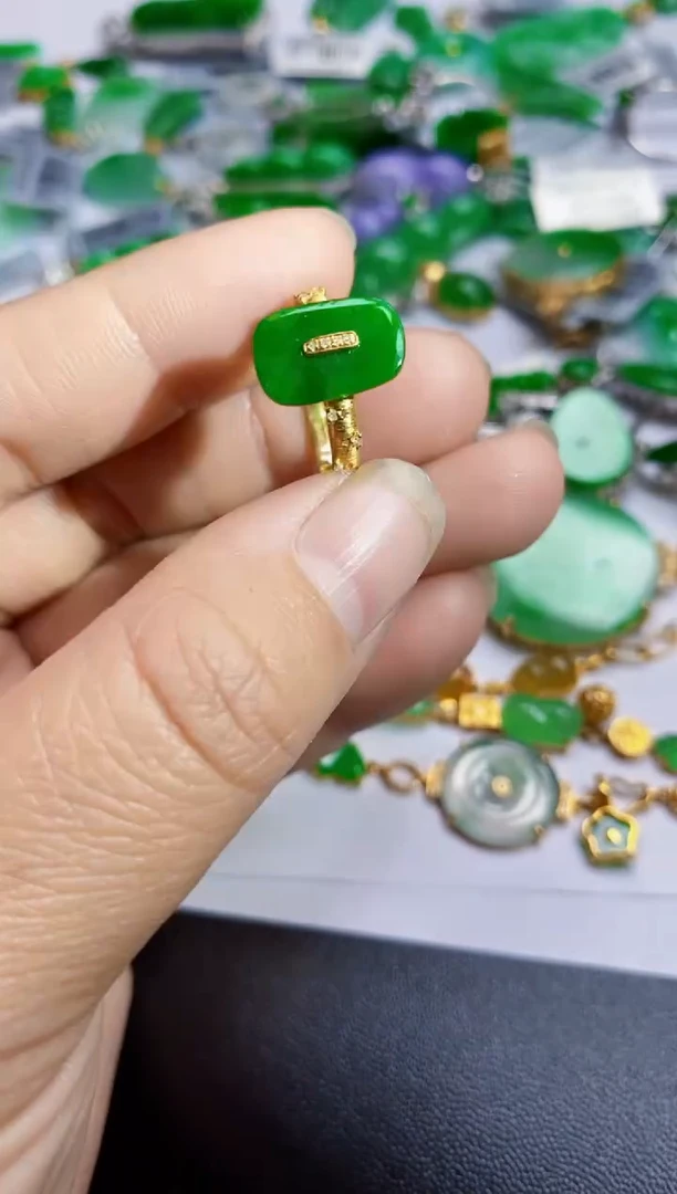 【闪购商品】翡翠颈饰18K金镶嵌戒指