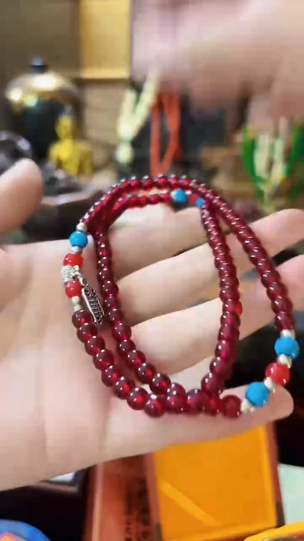 未镶嵌颈饰血珀...................