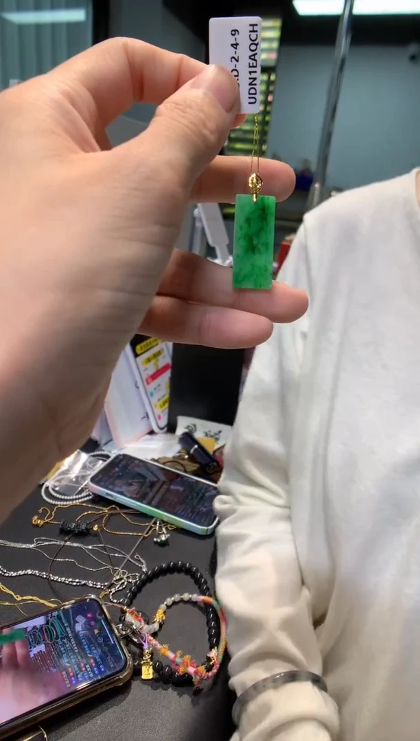 颈饰18K金镶嵌翡翠无事牌