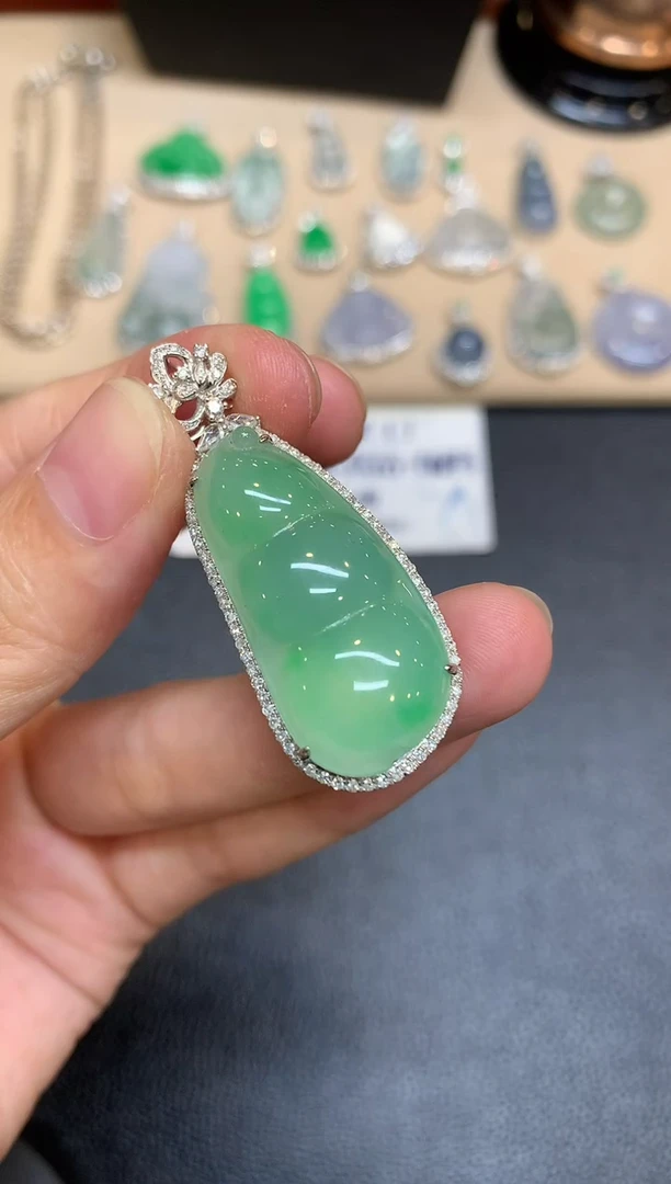 颈饰18K金镶嵌翡翠福豆【无服务费【48小时鉴赏期】