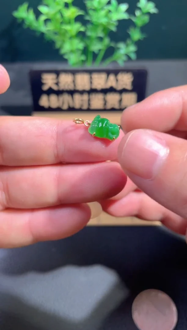 颈饰18K金镶嵌翡翠翡翠
