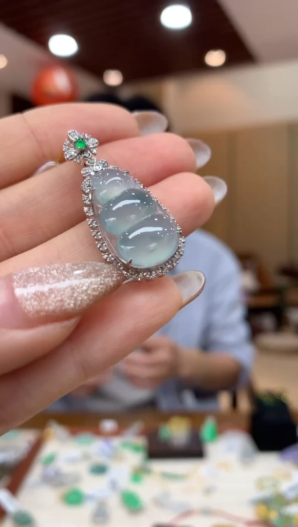 吊坠(不含链)18K金镶嵌翡翠豆子