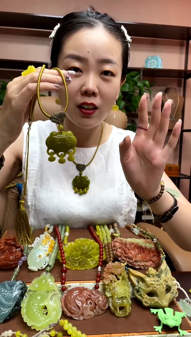 未镶嵌岫玉吊坠多样性发货发其中之一