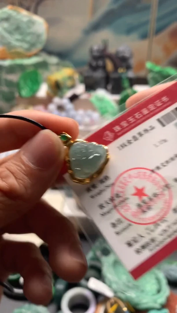 颈饰18K金镶嵌翡翠天然A货翡翠