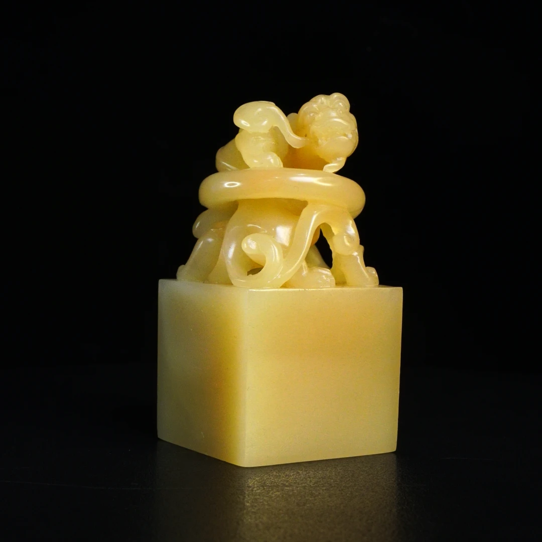 30寿山石善伯洞螭虎穿环印章204.6克3.9x3.9x8，29S