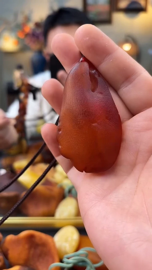 未镶嵌颈饰琥珀吊坠