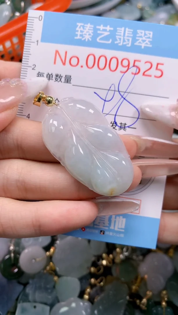 翡翠未镶嵌颈饰9525