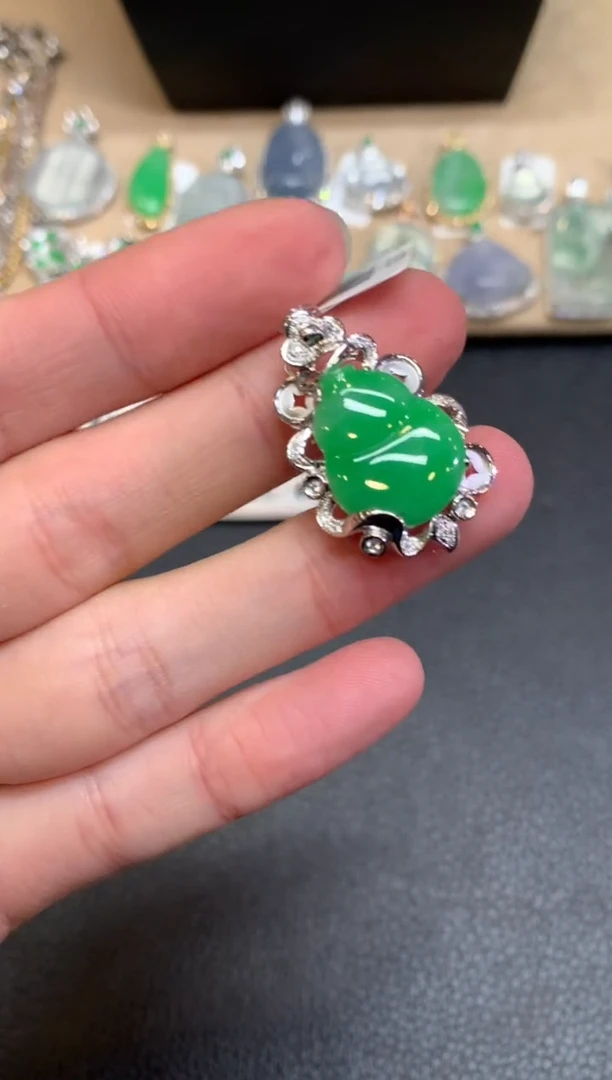 【闪购商品】翡翠颈饰18K金镶嵌葫芦【无服务费】