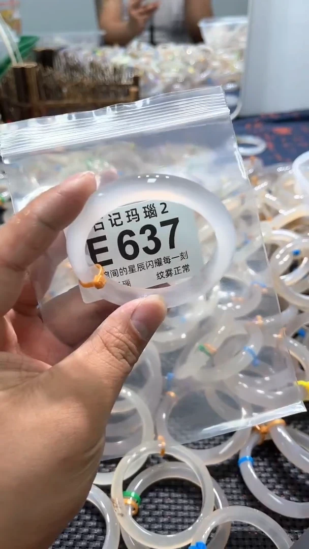 玛瑙/玉髓手镯未镶嵌E637