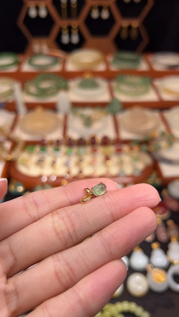 18K金镶嵌挂件翡翠福利