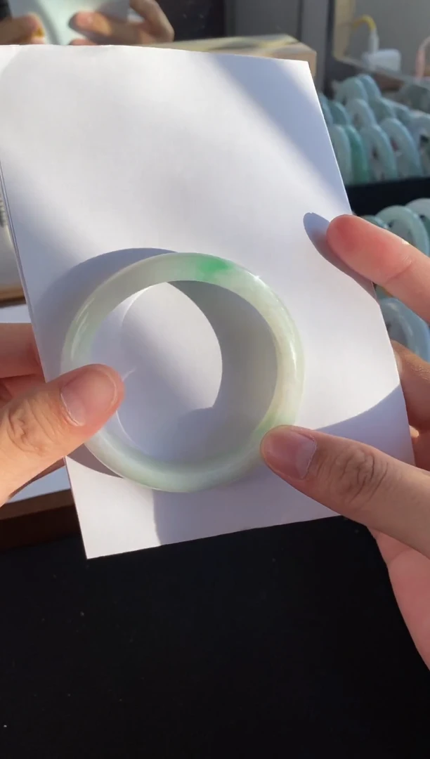 未镶嵌手镯翡翠（血漏）白底青有棉线11号