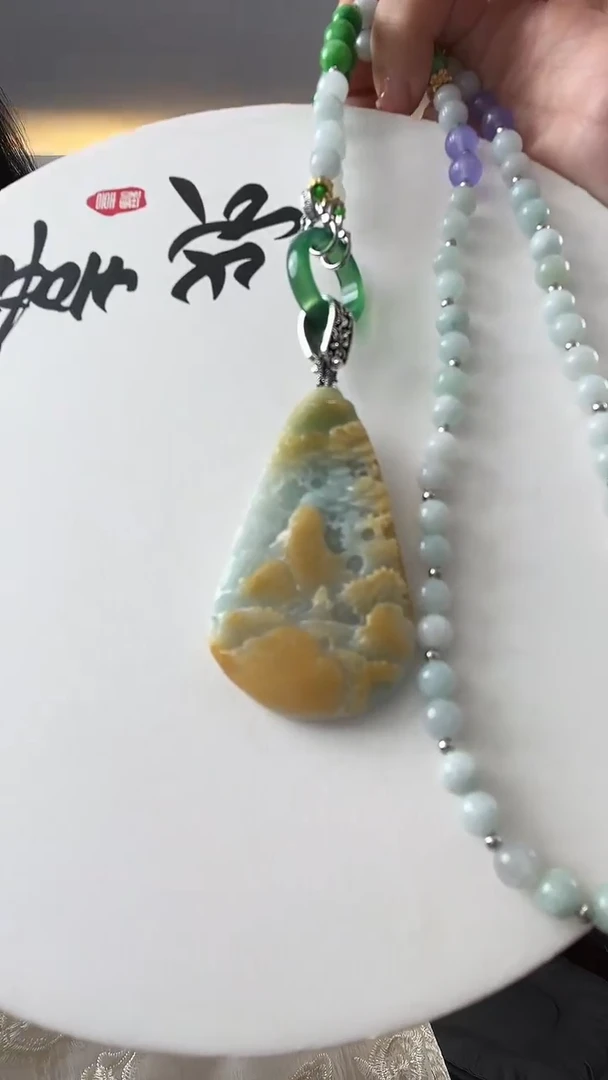 翡翠未镶嵌颈饰山水