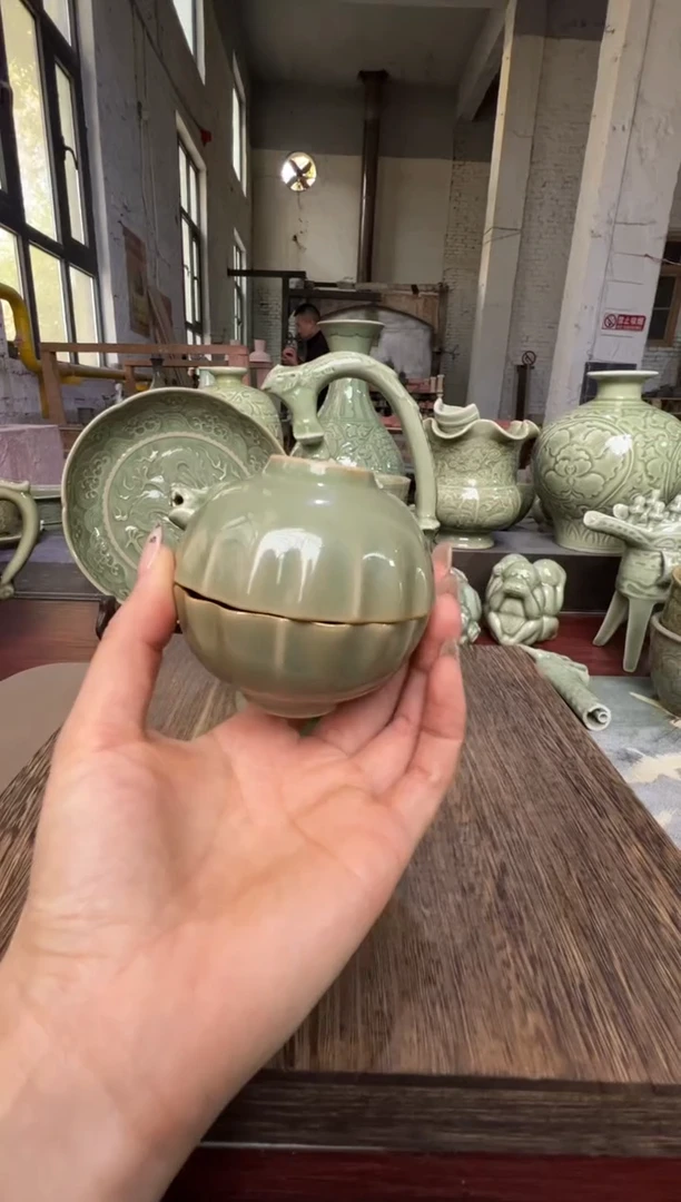 耀州窑海棠多口折楞杯一对