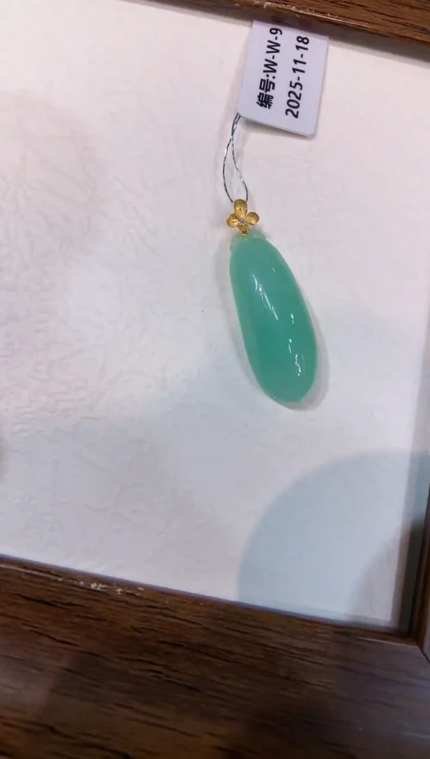 颈饰18K金镶嵌翡翠福瓜