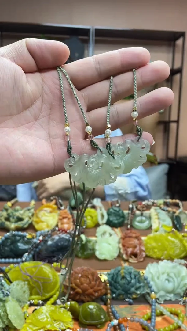 未镶嵌岫玉吊坠多样性发货发其中之一