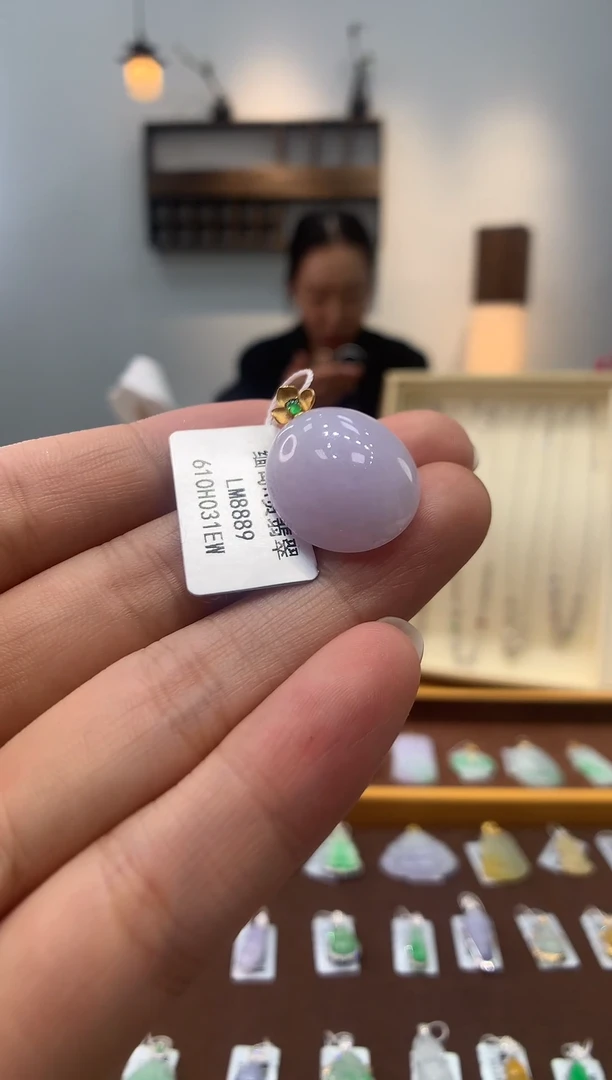 颈饰18K金镶嵌翡翠蛋面
