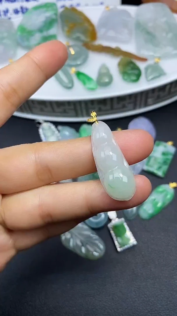 颈饰18K金镶嵌翡翠吊坠