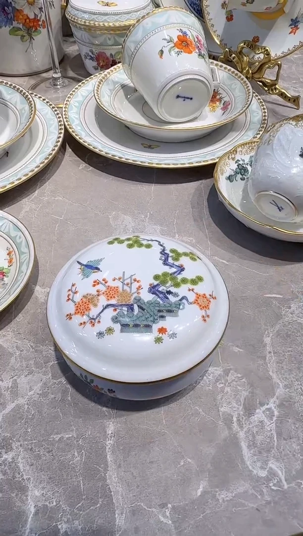 王*娜娜中古瓷器如图所示6666