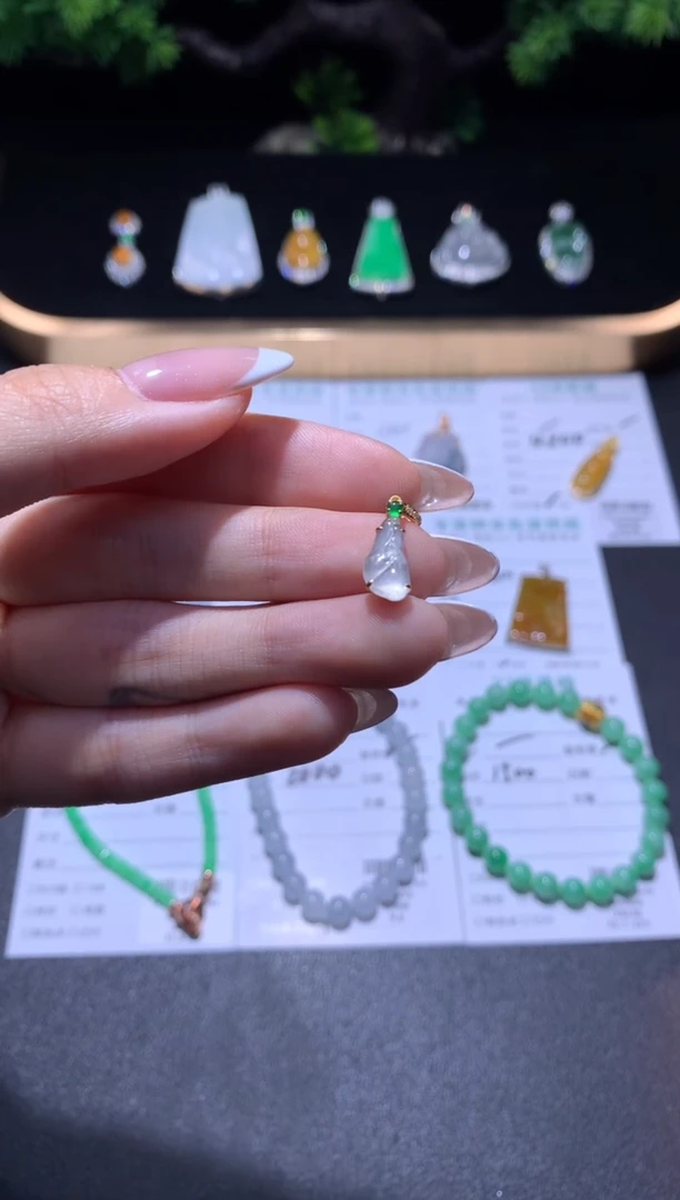 18K金镶嵌挂件翡翠48小时鉴赏期 退货不扣服务费