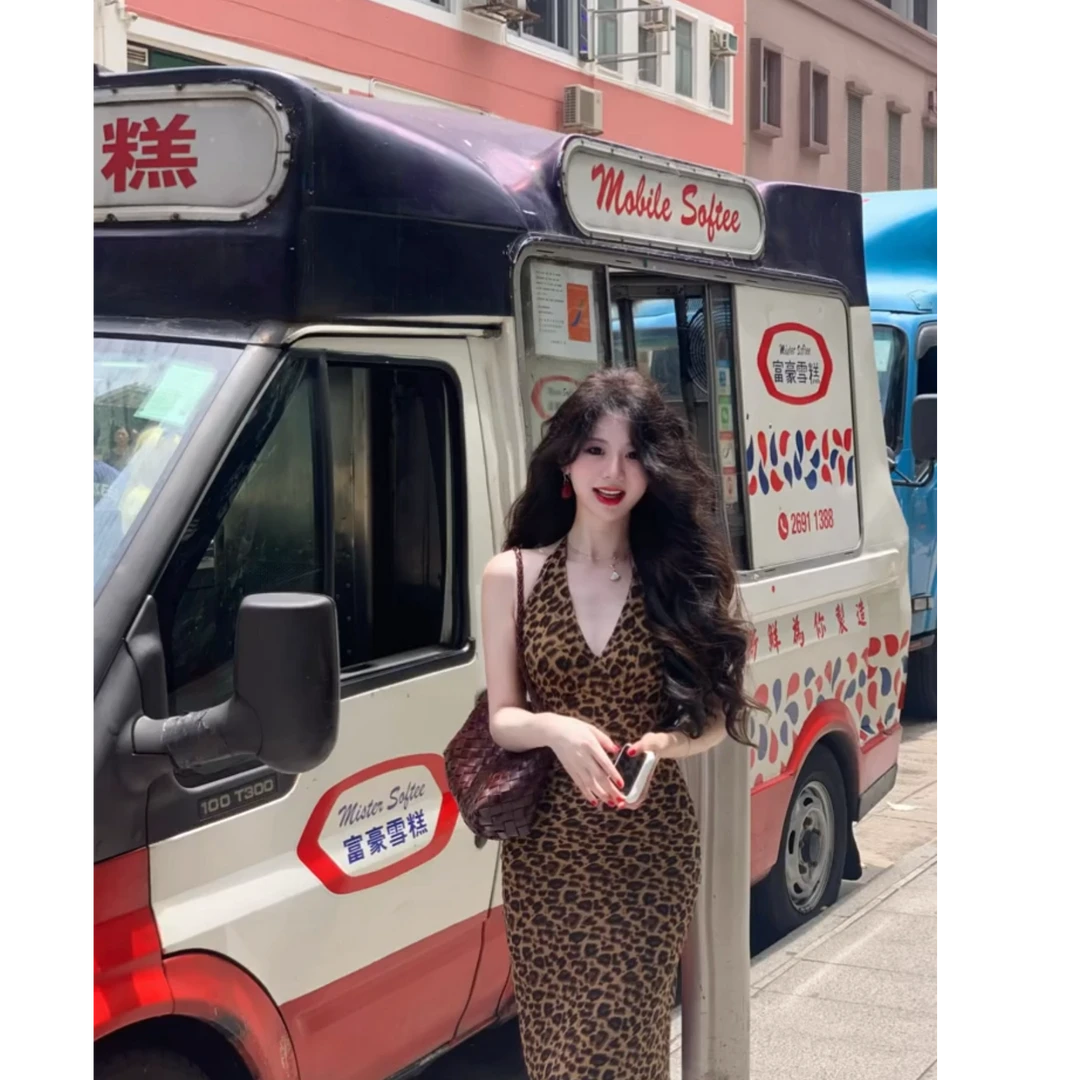 纯欲性感v领挂脖收腰印花立体斜裁连衣裙女2025夏季新款豹纹裙子