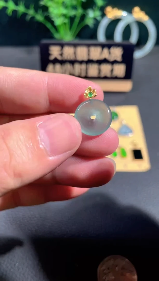 翡翠18K金镶嵌颈饰翡翠