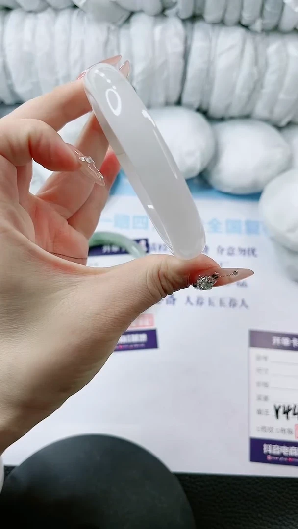 【闪购商品】石英质玉手镯未镶嵌多样性发货V44-62