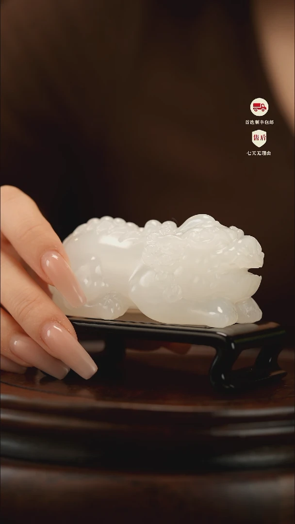 云南石荔枝白雕刻：守望貔貅