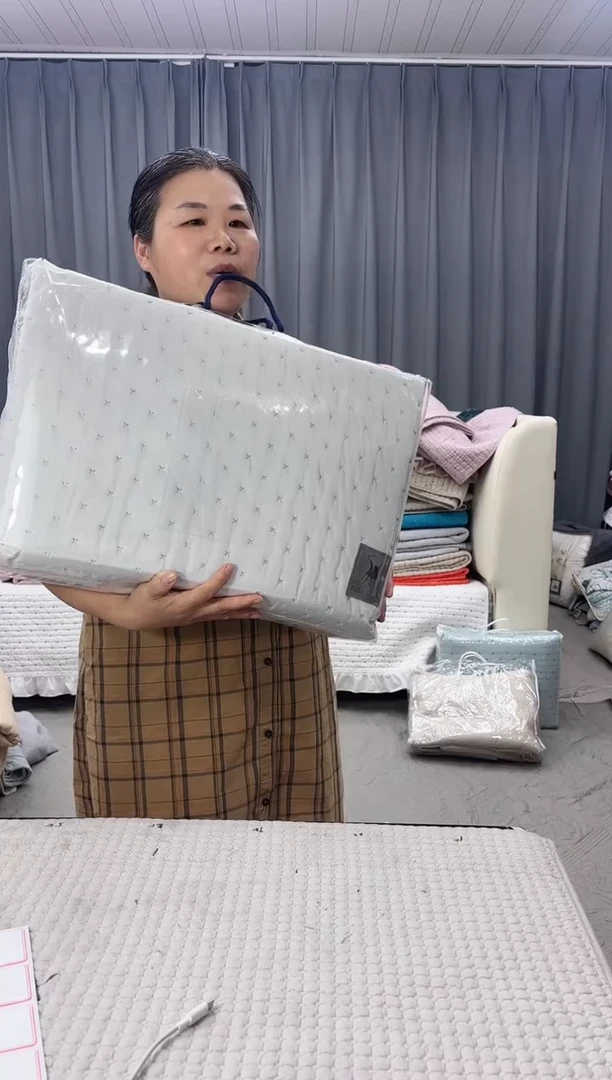 棉灰色绒2.4*2.5皮标