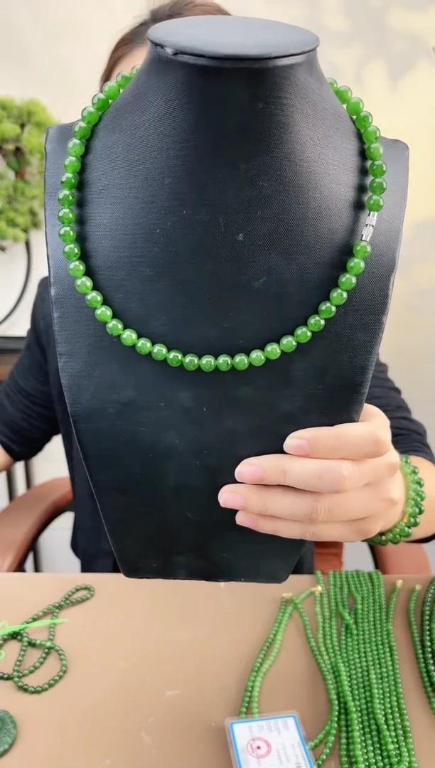 项链未镶嵌和田玉（碧玉）碧玉8mm阳绿妈妈链 有黑点