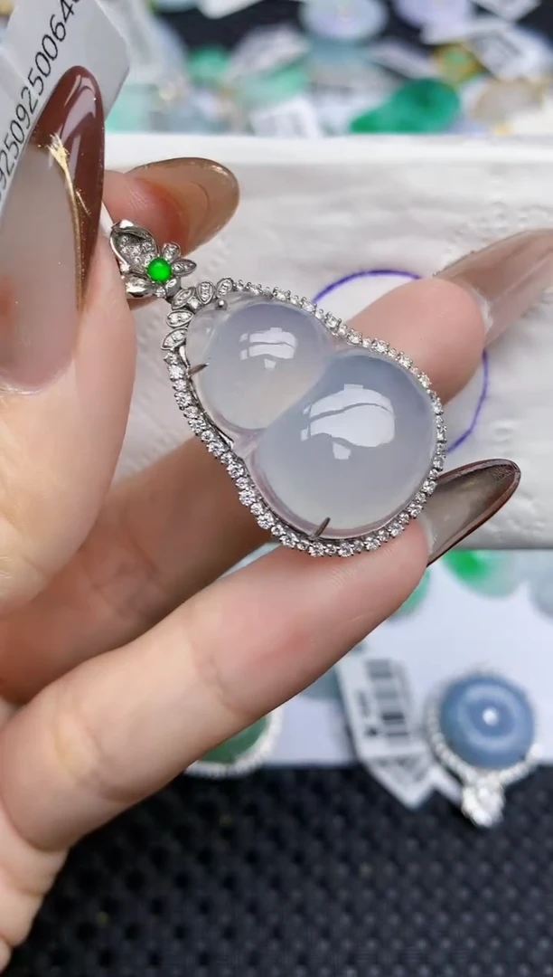 颈饰18K金镶嵌翡翠   天然翡翠A货  百元以上9米证书费自理